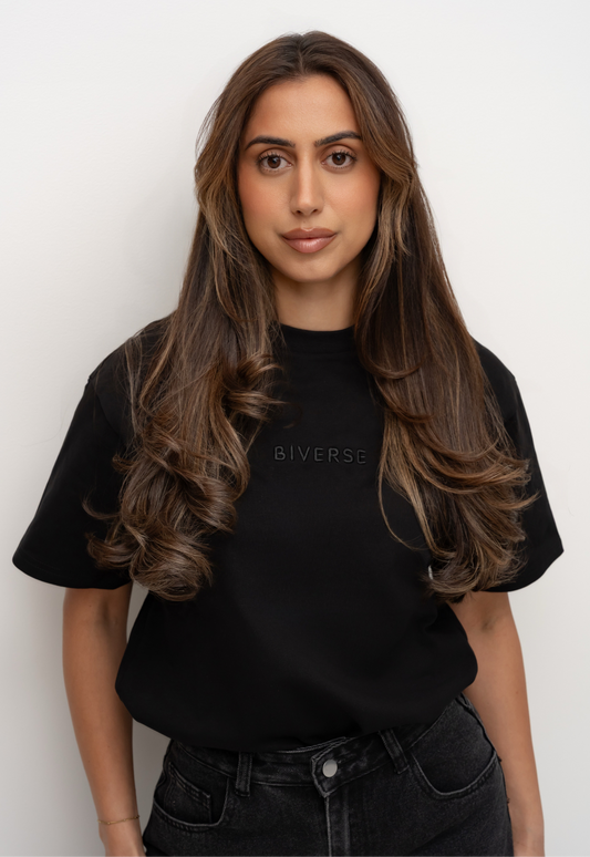 Model wearing the Noir black BIVERSE tee, front view.