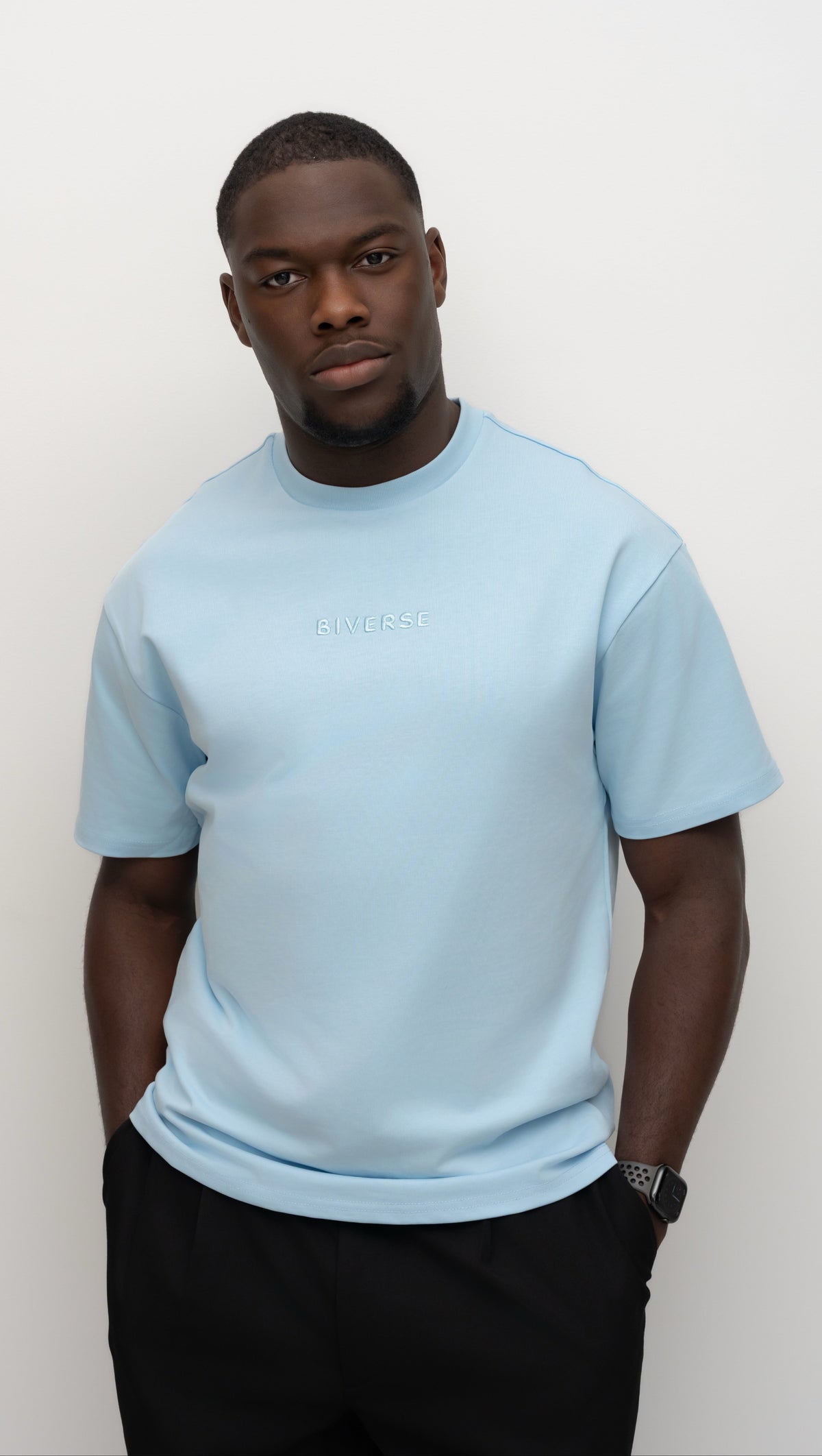 Front view of a model wearing the Sky blue BIVERSE tee with black trousers.