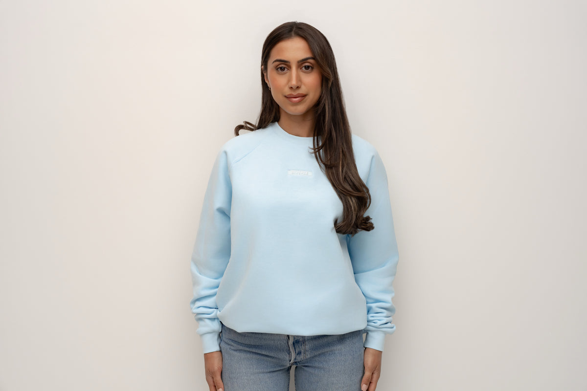 Front view of a model wearing the Sky blue BIVERSE crewneck with jeans.