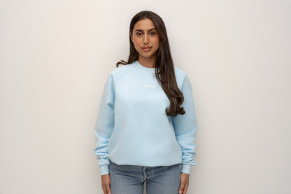 Front view of a model wearing the Sky blue BIVERSE crewneck with jeans.