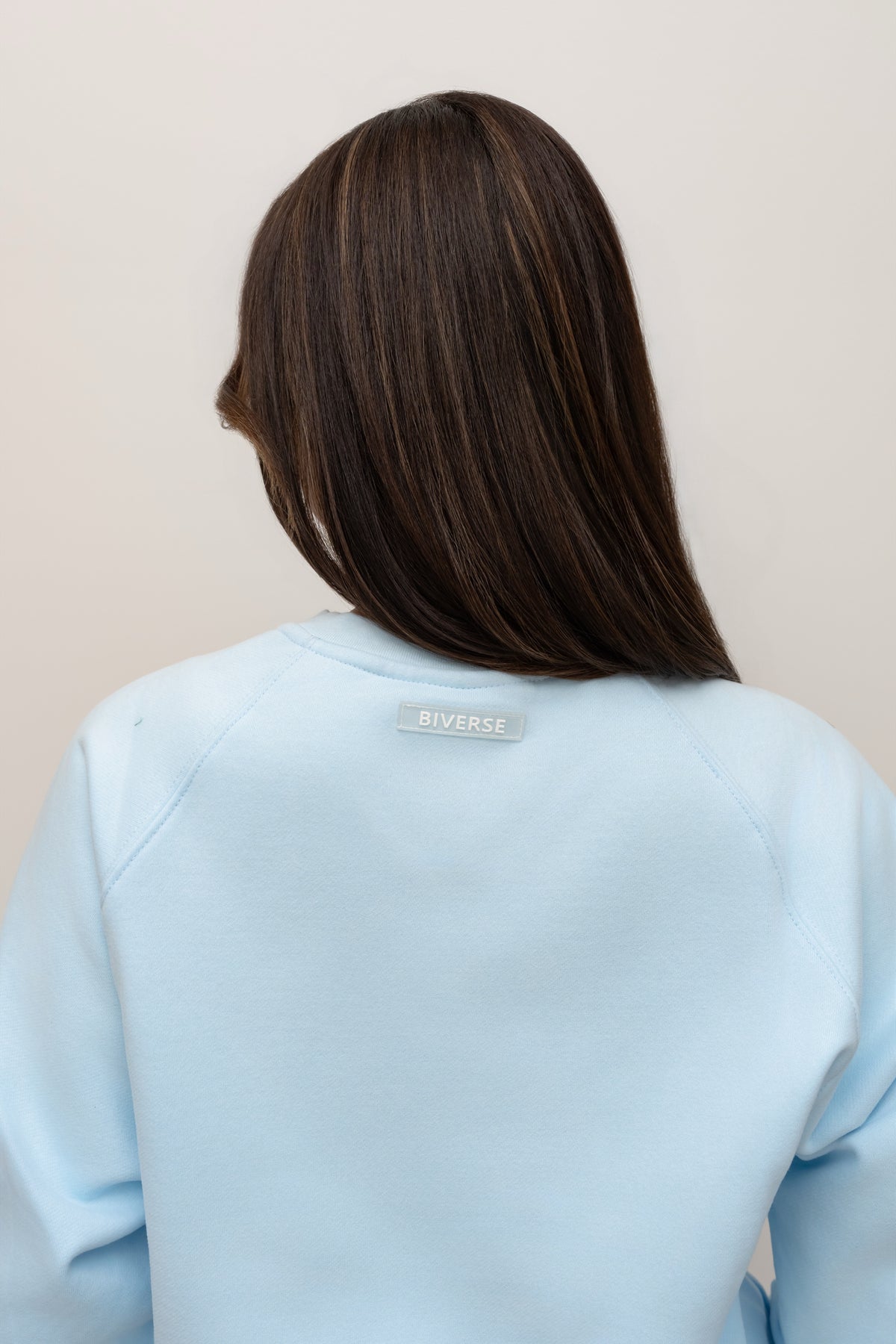 Back neckline and logo detail of the Sky blue BIVERSE crewneck.